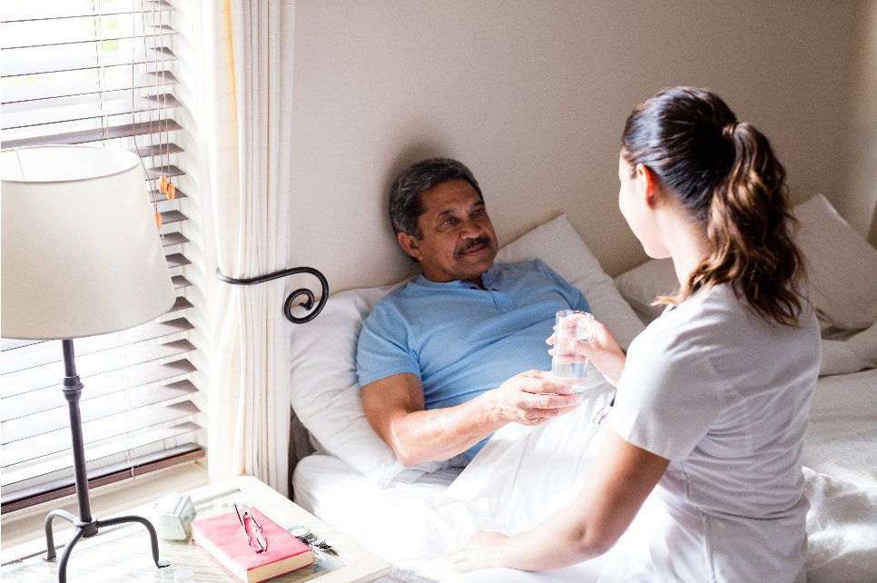 Paciente recibiendo instrucciones de cuidados post-biopsia de un profesional médico en Imedi.